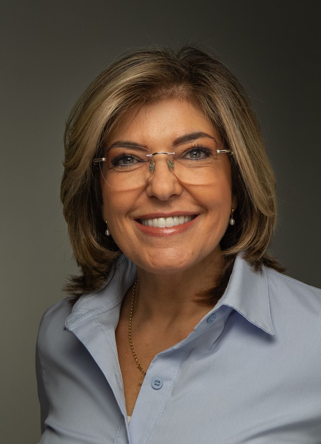 Adriana Lara sorrindo